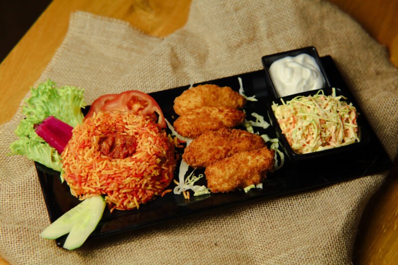 crispy with rice meal, Served with fried chicken breast, smoked rice, pickle, and garlic sauce.