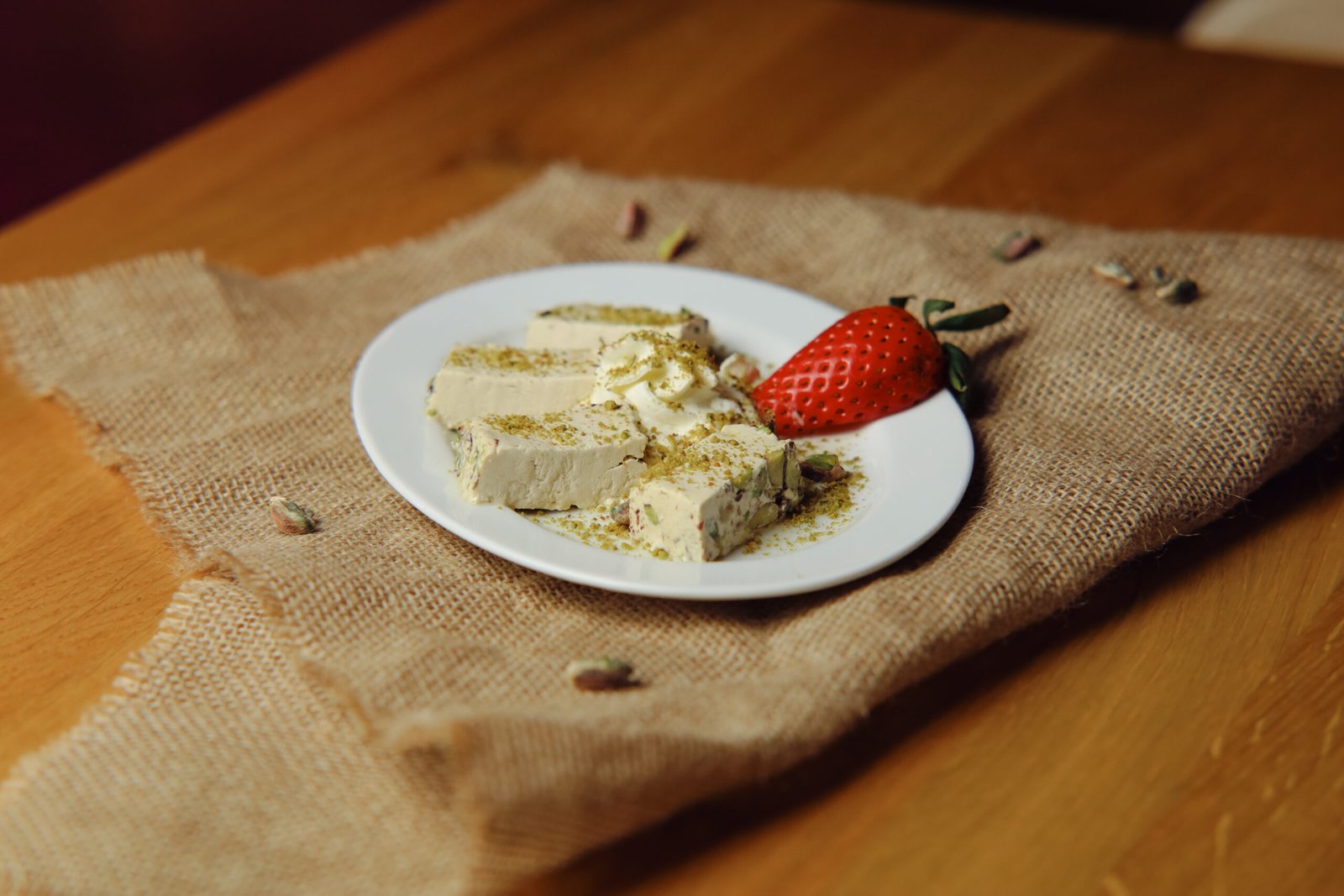 halve Arabic dessert with sesame and pistachio (4 pieces).