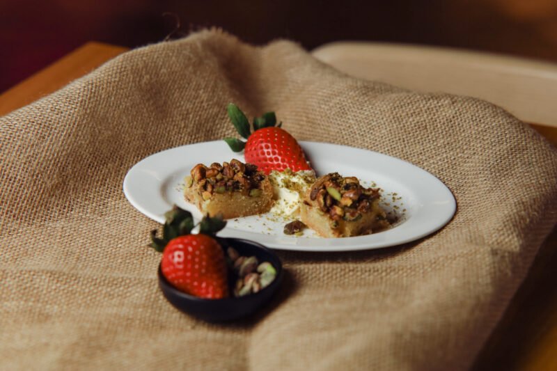 harrisa Semolina cake with honey and pistachios (2 pieces).