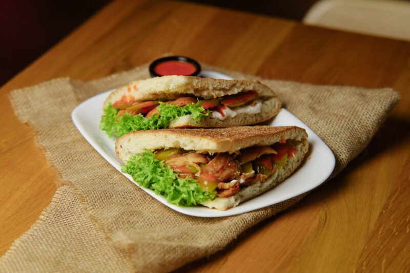 chicken shoarma image Geserveerd met friet, een salade, garlic sauce.